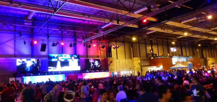 grande salle d'e-sport illuminée avec écrans géants, foule spectateurs cs:go
