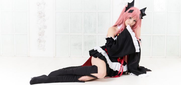 cosplay de personnage anime avec perruque rose, tenue noire et blanche, ailes noires