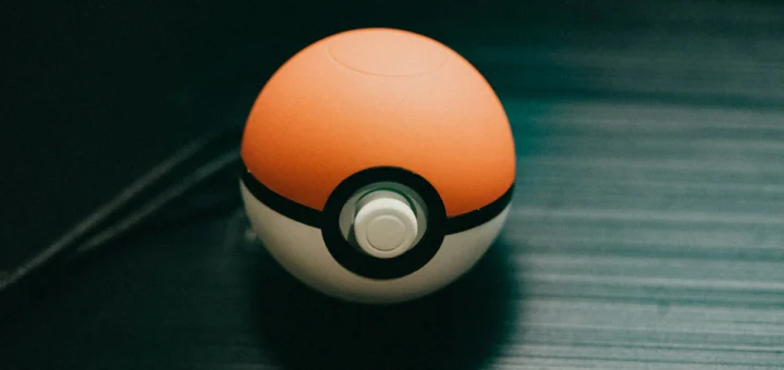 pokéball rouge et blanche posée sur une surface bleue texturée