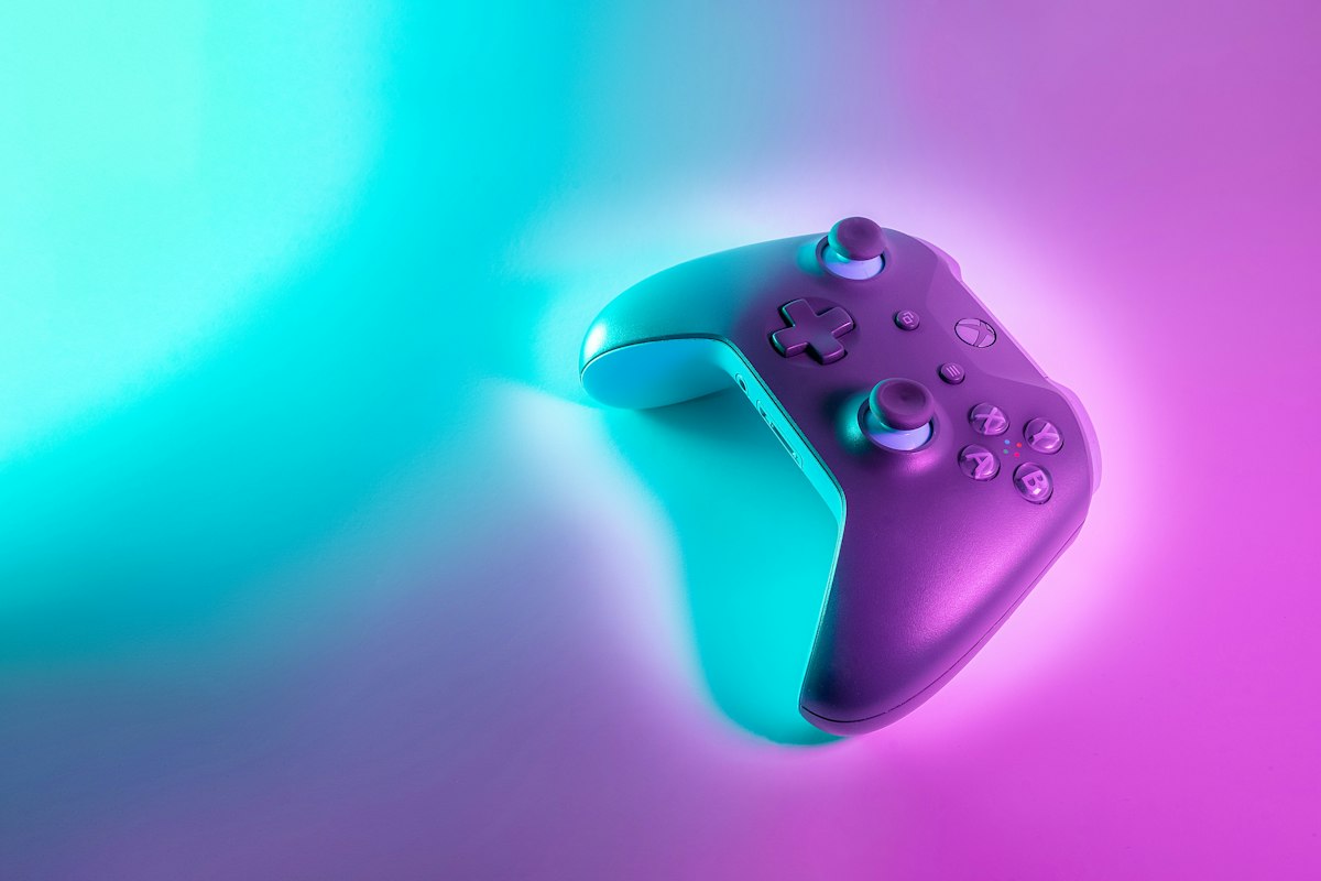 Manette de jeu vidéo éclairée au néon